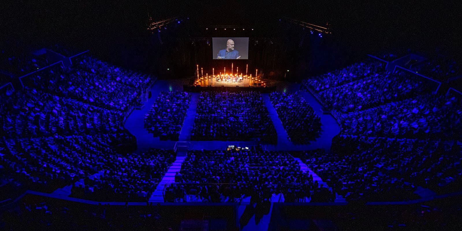 Mads og A-holdet på scenen i en fyldt arena
